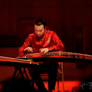 邓翊群演奏《飞花点翠》时的风采