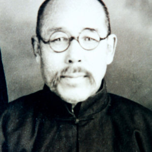 张景霞的祖父张鹤鸣先生是杰出的山东琴书演唱家，她自幼跟随祖父学习古筝