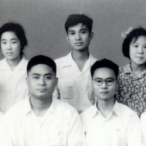 1952年，13岁的张景霞又拜沈阳音乐学院曹正先生为师，研习古筝艺术。（一排左起第3位赵玉斋、第4位曹正，二排左起第1位景霞）