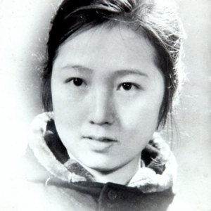 1961年为提高演奏技艺，她考入沈阳音乐学院，投师一代筝王赵玉斋先生。（在沈阳音乐学院深造留影）