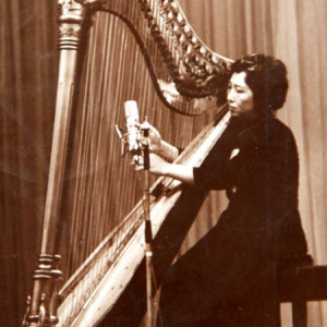 除了在古筝的演奏、教学方面卓然有成，张景霞还积极研究箜篌的演奏与教学