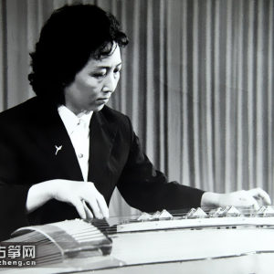 张景霞还热心参与研制截弦转调筝