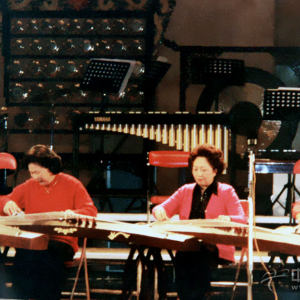 2003年张景霞参加纪念赵玉斋老师活动的演出画面