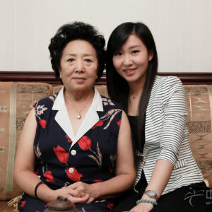 中国古筝网主持人王颖采访张景霞，并合影留念