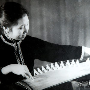 在吉林歌舞团时期赴朝鲜演出留影