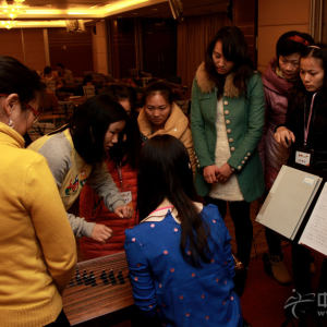 休息期间，学员们纷纷上前向宋心馨请教