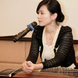 2013年1月3日，当代青年古筝演奏家；2005第五届中国音乐“金钟奖”金奖得主；中国音乐界首位“金钟奖”、“文华奖”、“四月之春”国际艺术节三金得主；南京艺术学院古筝专业导师——任洁讲座