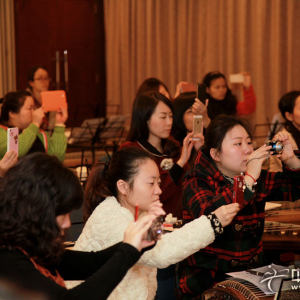 任洁讲座上，学员们使用相机等设备进行记录