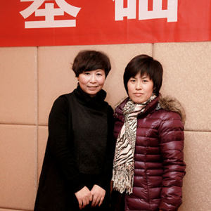 王小平老师讲座圆满成功，学员们依次上台与王小平老师合影留念