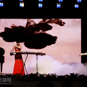 任洁与杜睿(太极拳表演者)共同演绎《墨语》