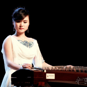 音乐会一开场，第五届金钟奖金奖得主、青年古筝演奏家任洁就为观众奉献了一首她的新作品——《墨语》