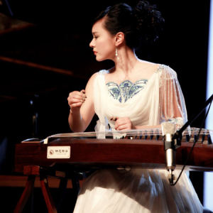 任洁在“仲尼•儒之道”——“国筝御雅”金钟之星音乐汇全国巡演•广州站演奏时的风采