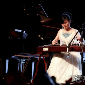 任洁(古筝)与陈哲(钢琴)共同演奏《枫桥夜泊》、《望秦川》时的风采