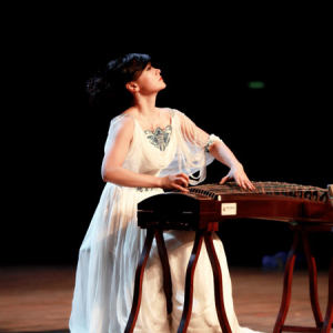 任洁在“仲尼•儒之道”——“国筝御雅”金钟之星音乐汇全国巡演•广州站演奏时的风采