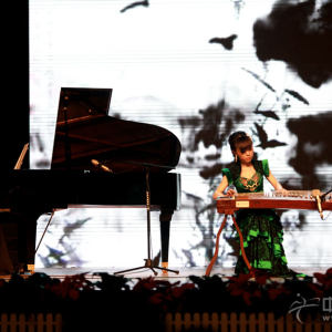 宋心馨(古筝)与陈哲(钢琴)共同演奏《深秋叙》、《云裳诉》时的风采