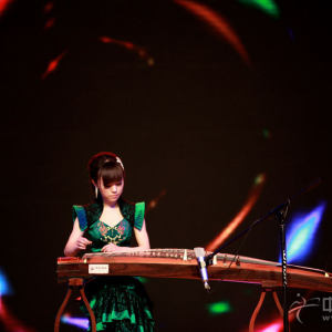 宋心馨在“仲尼•儒之道”——“国筝御雅”金钟之星音乐汇全国巡演•广州站演奏时的风采