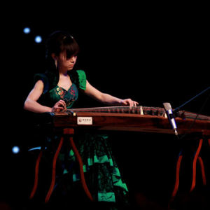 宋心馨在“仲尼•儒之道”——“国筝御雅”金钟之星音乐汇全国巡演•广州站演奏时的风采