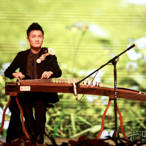 第七届金钟奖金奖得主、青年古筝演奏家刘乐，他此次为观众带来两首自己创作的作品，一首是已广泛流传开的《袖梦》，还有一首新作《京夕》