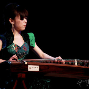 宋心馨在“仲尼•儒之道”——“国筝御雅”金钟之星音乐汇全国巡演•广州站演奏时的风采