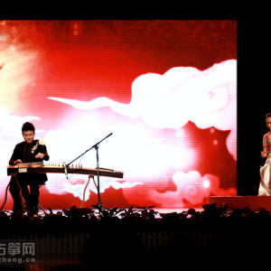刘乐(古筝)与白丹(京胡、二胡)共同演奏《京夕》时的风采