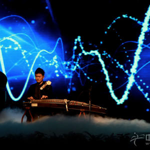 刘乐在“仲尼•儒之道”——“国筝御雅”金钟之星音乐汇全国巡演•广州站演奏时的风采