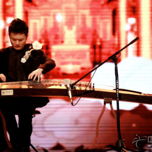 刘乐在“仲尼•儒之道”——“国筝御雅”金钟之星音乐汇全国巡演•广州站演奏时的风采