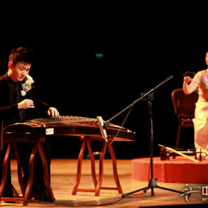 刘乐(古筝)与白丹(京胡、二胡)共同演奏《京夕》时的风采