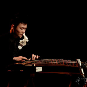 刘乐在“仲尼•儒之道”——“国筝御雅”金钟之星音乐汇全国巡演•广州站演奏时的风采