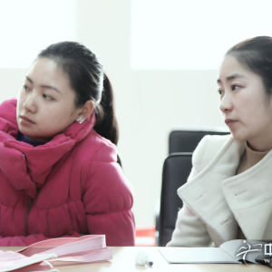 参加第一期筝赢通大会——“1+1”古筝基础教学法研讨会的会员们正在认真的听讲