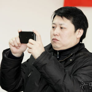 参加第一期筝赢通大会——“1+1”古筝基础教学法研讨会学法研讨会的会员们用手机等器材记录