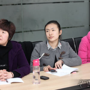 参加第一期筝赢通大会——“1+1”古筝基础教学法研讨会的会员们正在认真的听讲