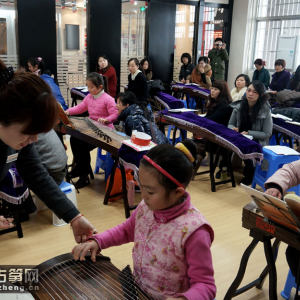 老师在帮助学生调整正确的手势