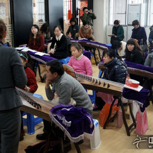 百家筝鸣古筝艺术培训中心扬州总校的古筝老师正在为小朋友们上课