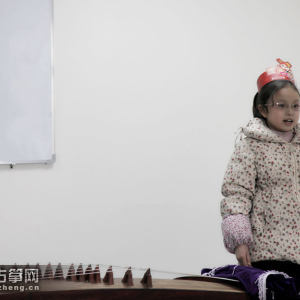 来自百家筝鸣古筝艺术培训中心的学生正在在课堂上参与一周talk秀的表演