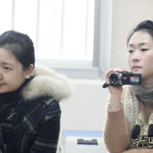 筝赢通会员在认真观摩聆听百家筝鸣样板课的同时，用摄影设备记录