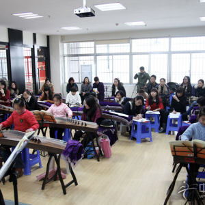 参加第一期筝赢通大会——“1+1”古筝基础教学法研讨会的会员观摩百家筝鸣样板课现场