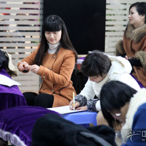 百家筝鸣古筝艺术培训中心的教学总监王小平老师和教学执行总监钱晓莉老师也在观摩教学并做笔录