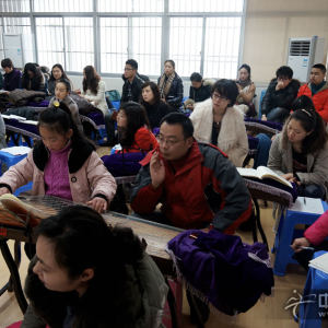 参加第一期筝赢通大会——“1+1”古筝基础教学法研讨会的会员观摩百家筝鸣样板课现场