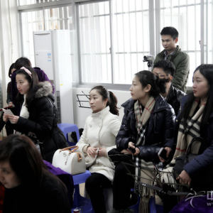 参加第一期筝赢通大会——“1+1”古筝基础教学法研讨会的会员观摩百家筝鸣样板课时的风采