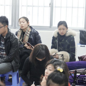 参加第一期筝赢通大会——“1+1”古筝基础教学法研讨会的会员观摩百家筝鸣样板课时的风采