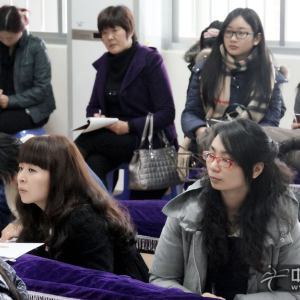 参加第一期筝赢通大会——“1+1”古筝基础教学法研讨会的会员观摩百家筝鸣样板课时的风采