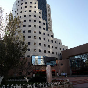 天津音乐学院（北校区）的标志性建筑，即天音人口中的筒楼。筒楼不仅是学生的琴房，也有阶梯教室，教室可容纳200余人