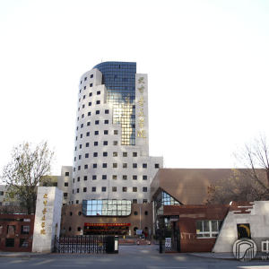 天津音乐学院分为南校区和北校区。其中，位于十一经路立交桥下的天津音乐学院北校区，也就是老校区，即师生们常说的本院。（图为北校区）