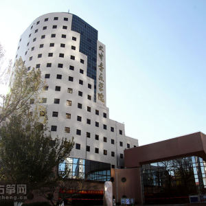 天津音乐学院为国务院批准的首批硕士学位授予单位。现有音乐与舞蹈学、戏剧与影视学2个一级硕士学位授权点、1个艺术硕士（MFA）授权点，音乐学、音乐表演2个国家级特色专业建设点。拥有音乐学、音乐表演、作曲与作曲技术理论、舞蹈编导、舞蹈学、舞蹈表演、学前教育、文化产业管理等11本科专业。设有音乐学、作曲、声乐、民族声乐、民乐、管弦、钢琴、手风琴键盘、音乐教育、艺术管理、现代音乐、舞蹈、戏剧影视等13个教学系。民乐系古筝专业老师有王小月（天津音乐学院古筝专业副教授、硕士研究生导师）、杨红（天津音乐学院古筝副教授、硕士）、范冉（天津音乐学院古筝专业青年教师）等（图为北校区）