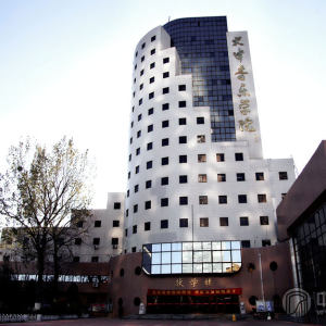 天津音乐学院始建于1958年，前身是1950年创办于天津的中央音乐学院。天津音乐学院于1958年10月4日建院。经过半个多世纪的建设，已经为社会培养和输送了近万名创作、表演类艺术人才。施光南、阿拉腾奥勒、田青、梁大南、曹晓青、腾格尔、曲比阿乌等一大批校友已成为闻名遐迩的作曲家、音乐理论家、演奏演唱家和音乐教育家。（图为北校区）