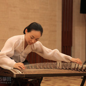 伽倻琴也可以演奏双音、和弦以及简单的复调音乐，但在演奏中一般不做转调。(图为第31届哈夏“桐筵杯”国际古筝艺术  周大赛中韩国选手使用伽倻琴比赛时的风采)