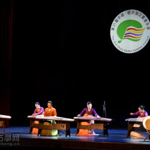 2012年8月8日晚19时30分，第31届中国·哈尔滨之夏音乐会——“桐筵杯”国际古筝艺术周期间，中韩古筝伽倻琴音乐会上韩国选手使用伽倻琴与长鼓演奏《于勒舞》时的风采