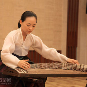 2012年8月8日，第31届哈夏“桐筵杯”国际古筝艺术周大赛上韩国选手使用伽倻琴比赛时的风采