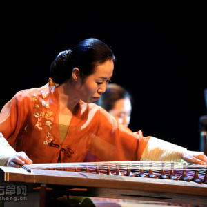中韩古筝伽倻琴音乐会上，韩国清兴伽倻琴演奏团成员使用伽倻琴演奏《于勒舞》时的风采