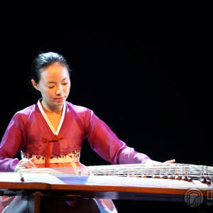中韩古筝伽倻琴音乐会上，韩国清兴伽倻琴演奏团成员使用伽倻琴演奏《于勒舞》时的风采